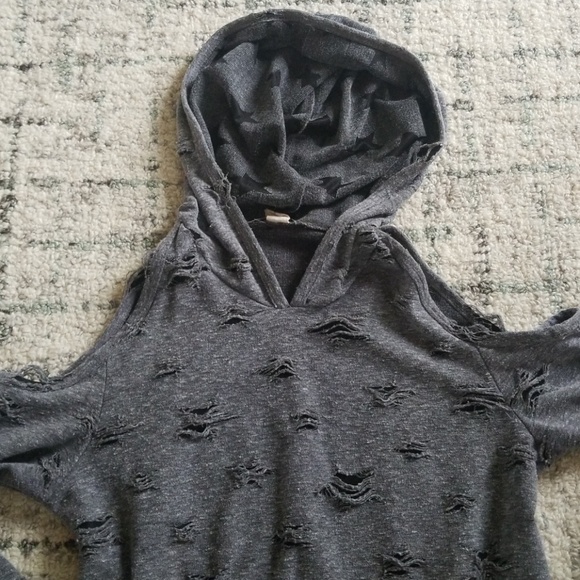 Distressed cold shoulder top - Picture 2 of 3